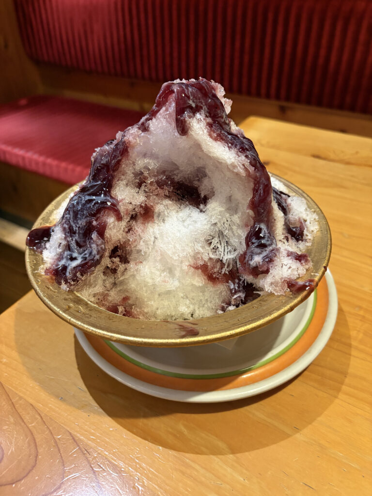 アサイーのかき氷の食べ進めた後の画像